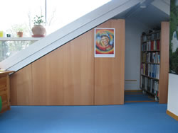 Roll-Bibliothek in der Dachschr&auml;gen - BCS M&ouml;belwerkst&auml;tten
