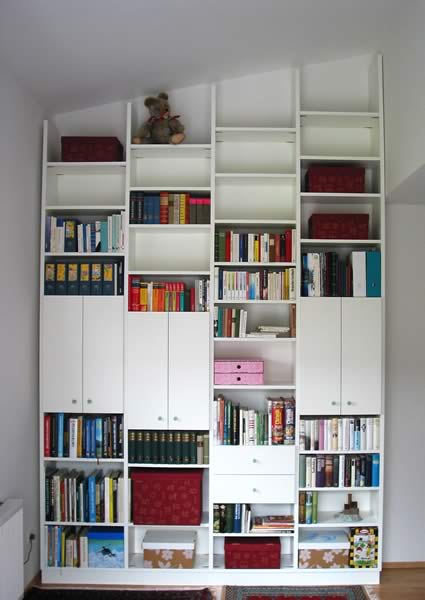 Vergr&ouml;&szlig;erte Ansicht des Regals in der Dachschr&auml;ge - BCS M&ouml;belwerkst&auml;tten