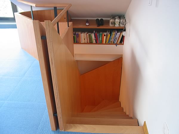 Vergr&ouml;&szlig;erte Ansicht des Treppenaufgangs von BCS M&ouml;belwerkst&auml;tten - Zur&uuml;ck = Klick auf das Bild!